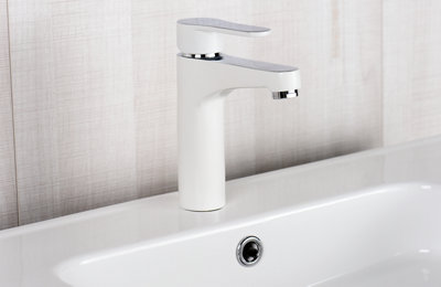 Un baño práctico fácil de limpiar · LEROY MERLIN