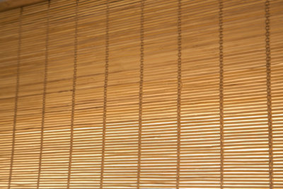 Estor enrollable de bambú marrón INSPIRE de 120x300cm MERLIN