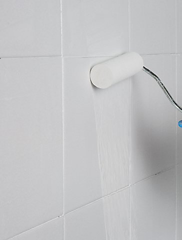 Cómo elegir esmalte para azulejos y muebles · LEROY MERLIN