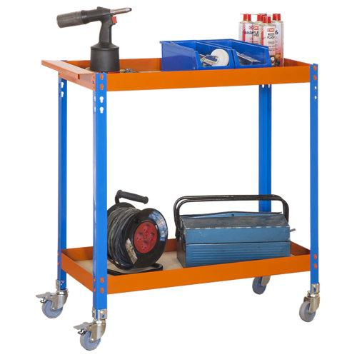 Carro metalico azul naranja con ruedas y estantes de madera