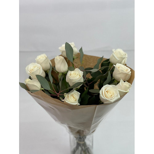 Ramo de 12 rosas blancas y eucalipto