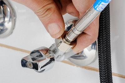 Cómo sustituir el grifo de la cocina · LEROY MERLIN