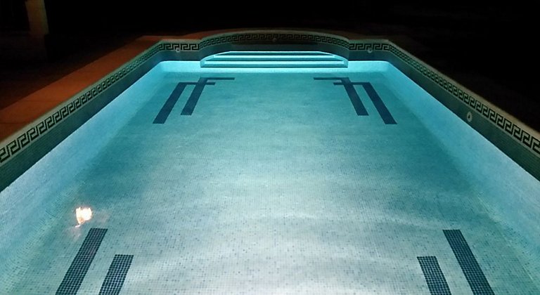 una piscina llena de luz leroy merlin