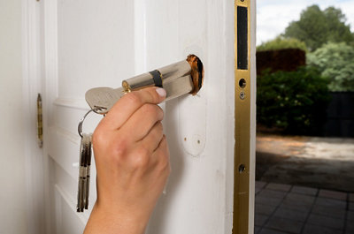 Así puedes mejorar la puerta del trastero para evitar robos