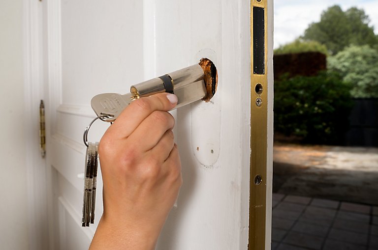 reforzar puerta de trastero