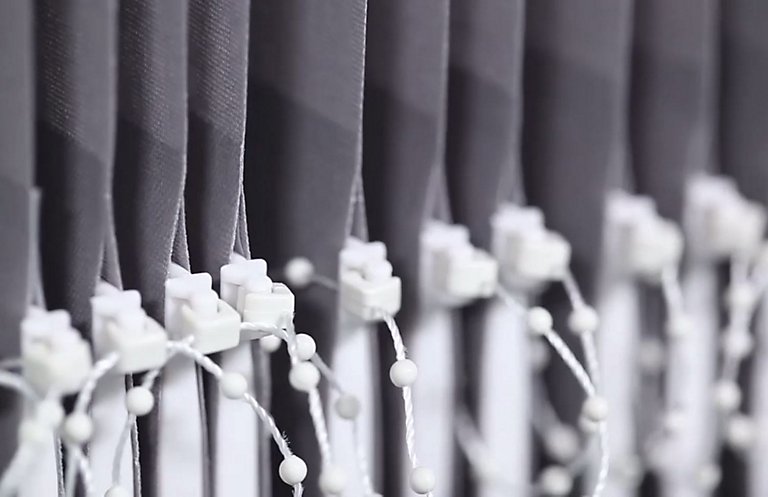 como instalar una cortina de lamas