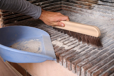 Cómo deshollinar tu chimenea · LEROY MERLIN
