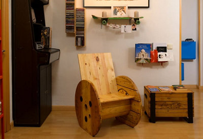 El sillón de bobina y palets de Ángel