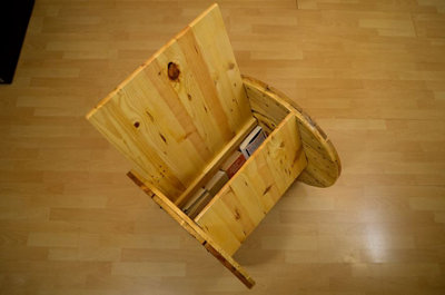 El sillón de bobina y palets de Ángel