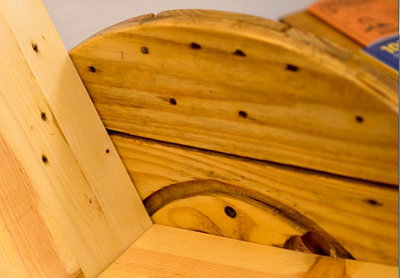 El sillón de bobina y palets de Ángel