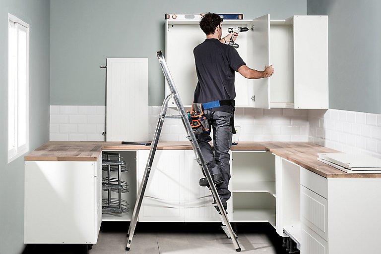 Instalación de muebles altos de cocina · LEROY MERLIN