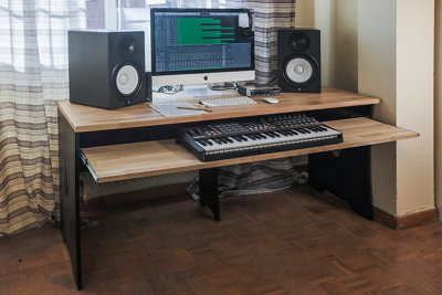 La mesa de estudio musical de Juan