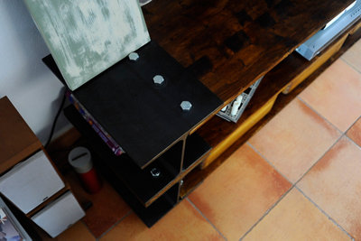 La mesa de televisión industrial de Liz Johana