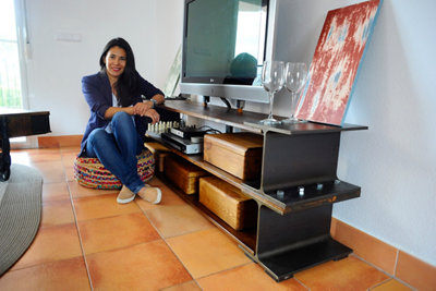 La mesa de televisión industrial de Liz Johana